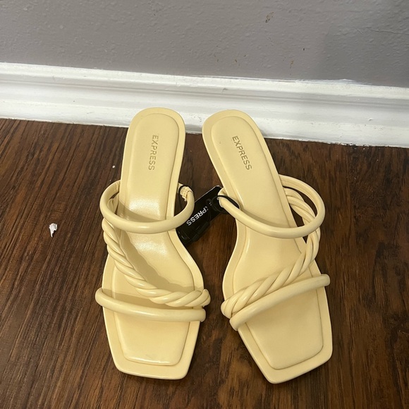Express kitten heels with tag. Size 10 - Picture 3 of 3